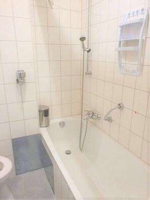 Baignoire, sèche-cheveux, serviettes fournies, savon