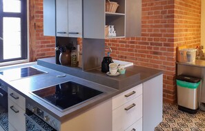 Réfrigérateur, four à micro-ondes, un four, surface de cuisson