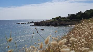 Vlak bij het strand, ligstoelen aan het strand