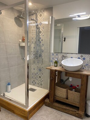 Regadera y secadora de cabello