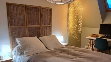 3 slaapkamers, een bureau, een strijkplank/strijkijzer, reisbedje