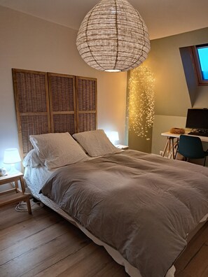 3 habitaciones, escritorio y tabla de planchar con plancha