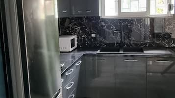 Frigorifero, microonde, forno, piano cottura