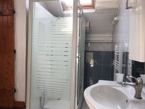 Badewanne, kostenlose Toilettenartikel, Haartrockner, HandtĂŒcher