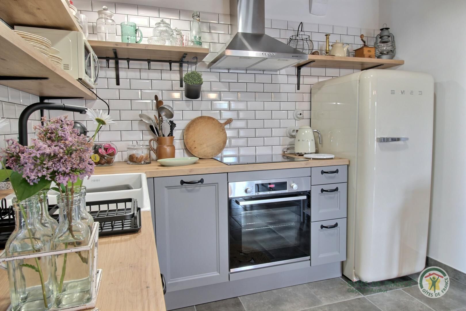 Frigorífico, microondas, horno y placa de cocina