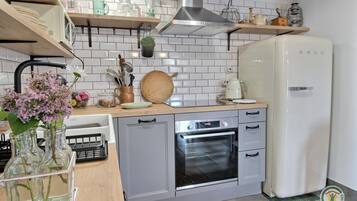 Frigorífico, microondas, horno y placa de cocina