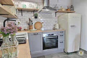 Een koelkast, een microgolfoven, een oven, een kookplaat