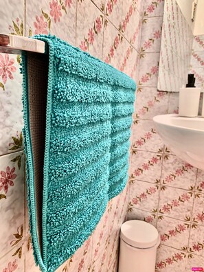 Bathtub, hair dryer, bidet, towels