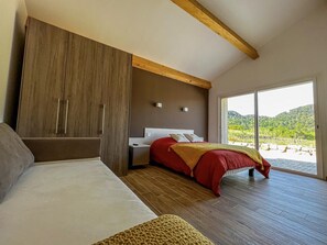 2 bedrooms, iron/ironing board, Internet