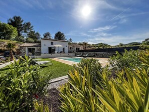 A modern house with a swimming pool, surrounded by lush greenery and a clear blue sky. - La Maurette Piscine Chauffée (LA MOTTE)