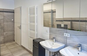 Combined shower/tub
