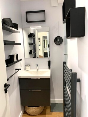 Regadera, secadora de cabello, toallas 