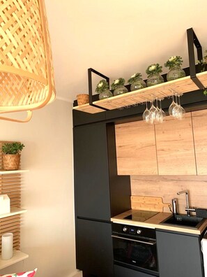 Kjøleskap, mikrobølgeovn, ovn og kaffetrakter/tekoker