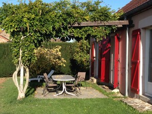 Outdoor dining - Lavender @ Calme au Canal du Centre (Dennevy)