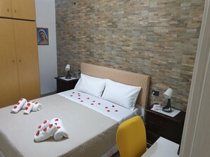 2 quartos, escrivaninha, ferros/tábuas de passar roupa