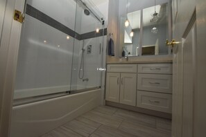 Combined shower/bathtub, hair dryer, towels - Remodeled condo with Spectacular views (La Quinta)