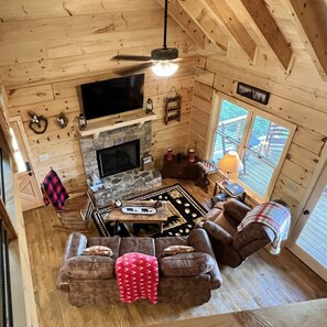 Smart TV, fireplace - “Simpler Times”- 2 kings, 2 ba, dog friendly, pool table, rockers, WIFi! 3 tvs! (Ellijay)