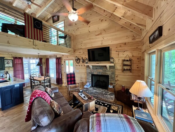 Smart TV, fireplace - “Simpler Times”- 2 kings, 2 ba, dog friendly, pool table, rockers, WIFi! 3 tvs! (Ellijay)