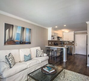 Living area - Downtown Charleston! Walking distance to The Battery! (Charleston)