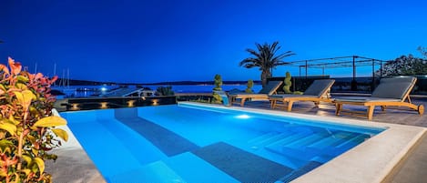Piscine extérieure, piscine chauffée, chaises longues
