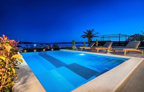 Piscine extérieure, piscine chauffée, chaises longues