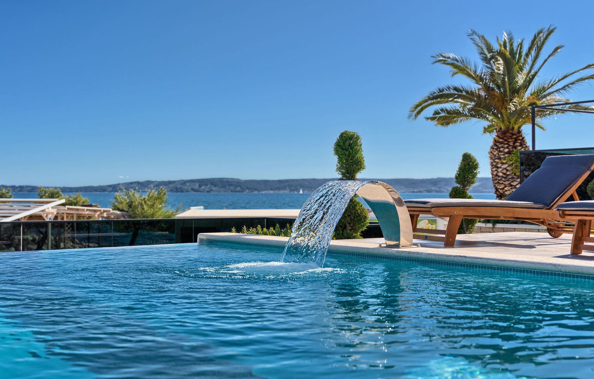 Piscine extérieure, piscine chauffée, chaises longues