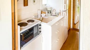 Refrigerador, parrilla de estufa y cafetera y tetera