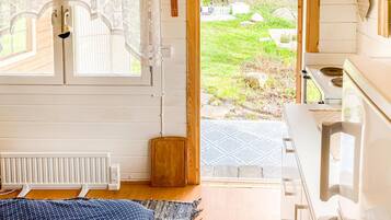 Refrigerador, parrilla de estufa y cafetera y tetera