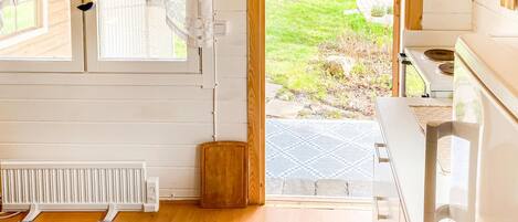 Jääkaappi, liesi, kahvin-/teenkeitin