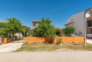 Property grounds - Cozy apartment in Privlaka with WiFi (Privlaka)