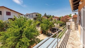 Een woonwijk met huizen, een balkon en een heldere lucht.