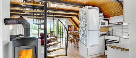 Kjøleskap, kokeplater og kaffetrakter/tekoker