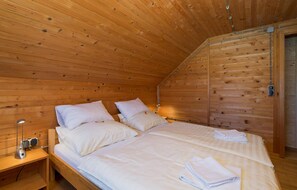 4 bedrooms, travel crib, free WiFi, bed sheets - Amazing home in Podstene (Podstene)