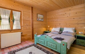 4 bedrooms, travel cot, free WiFi, bed sheets