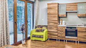 Une cuisine moderne avec des meubles en bois, un four encastré et un évier.