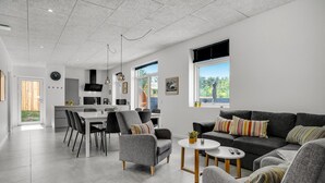 Un espacio moderno para vivir con comedor, cocina y zona de estar.