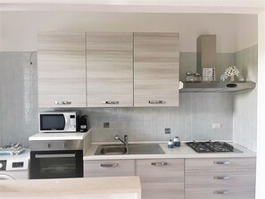 Kühlschrank, Mikrowelle, Ofen, Herdplatte