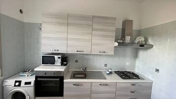 Frigorifero, microonde, forno, piano cottura