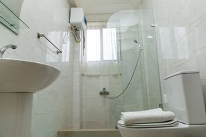 Combined shower/bathtub