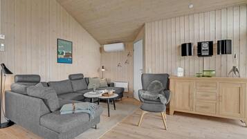 Smart TV, fireplace, stereo