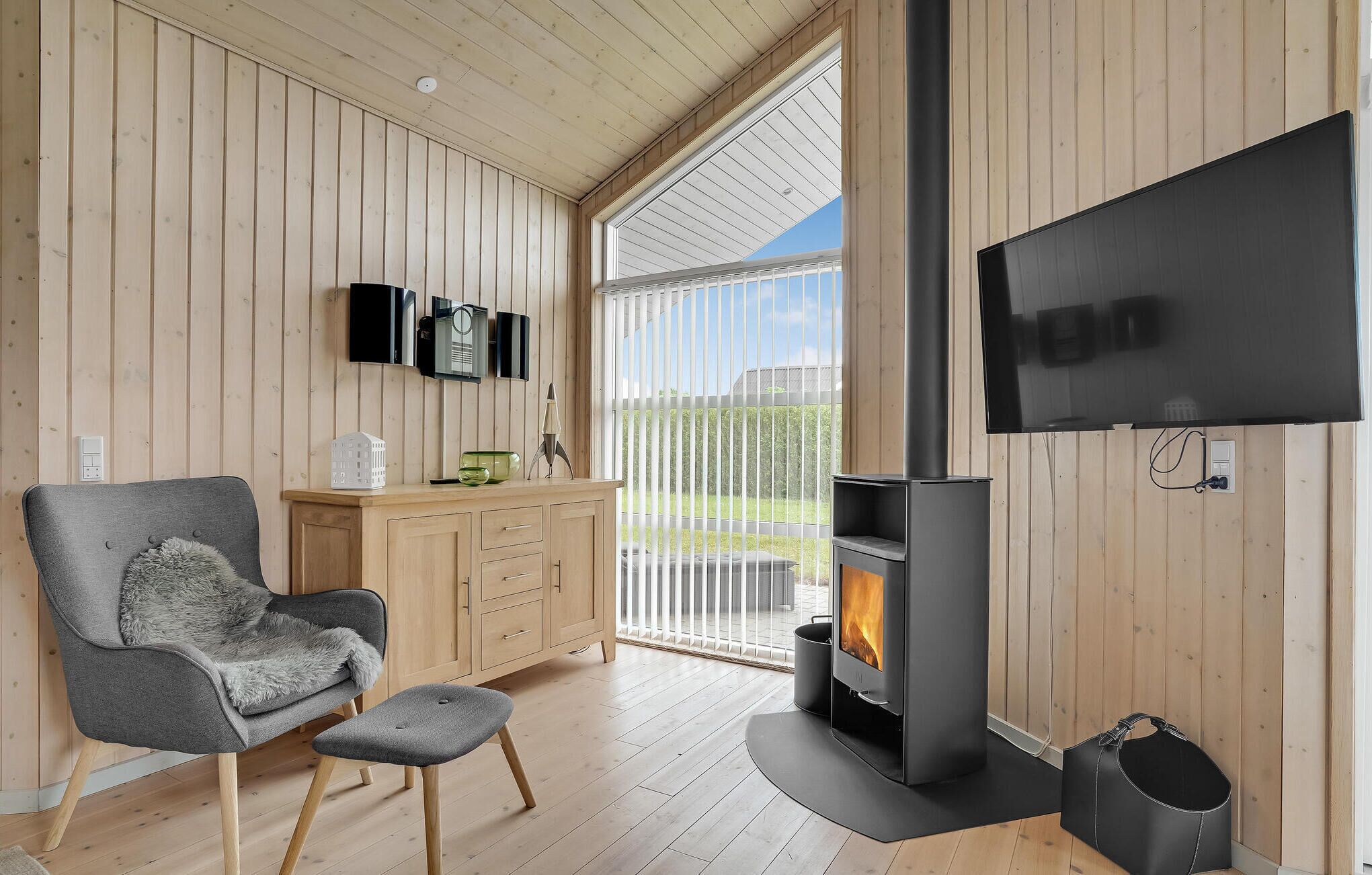 Smart TV, fireplace, stereo