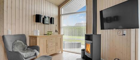 Smart TV, fireplace, stereo