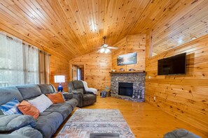 Smart TV, chimenea y videojuegos 