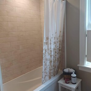 Ensemble douche/baignoire, sèche-cheveux, serviettes fournies, savon