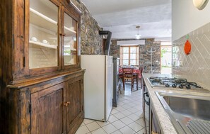 Fridge, oven, stovetop, coffee/tea maker