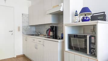 Réfrigérateur, plaque de cuisson, cafetière/bouilloire