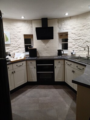 Kylskåp, mikrovågsugn, ugn och spishäll