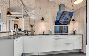 ثلاجة، غسالة أطباق، ماكينة لصنع القهوة/الشاي