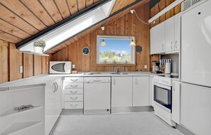 Réfrigérateur, four à micro-ondes, surface de cuisson, lave-vaisselle