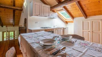 Frigorífico, horno, placa de cocina y cafetera o tetera